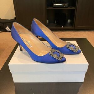 Manolo Blahnik Hangisi crystal pump